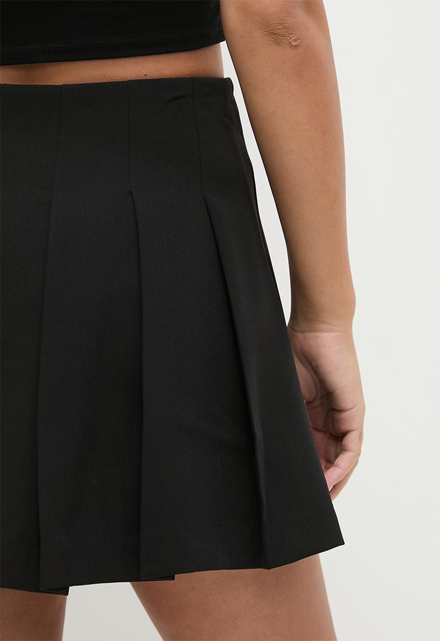 Blake - Pleated mini skirt with buckle - black