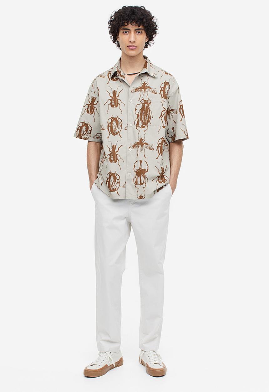 H&M - Relaxed fit short-sleeved cotton shirt - light grey/bugs 