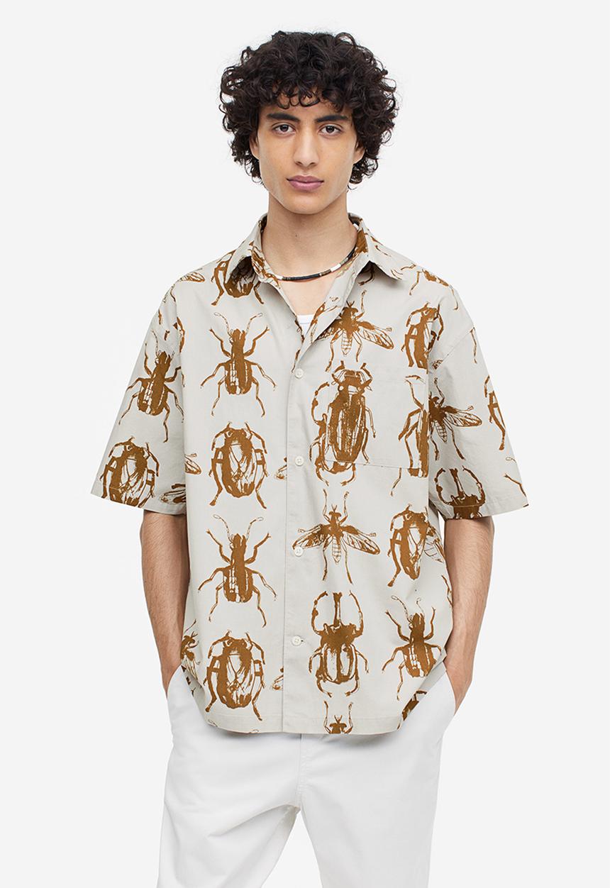 H&M - Relaxed fit short-sleeved cotton shirt - light grey/bugs 
