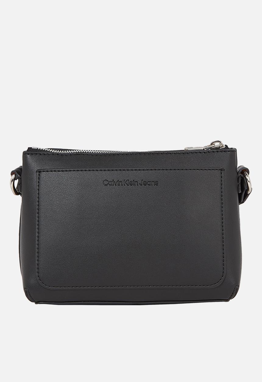 Calvin Klein - Sculpted camera pouch - black with rose
