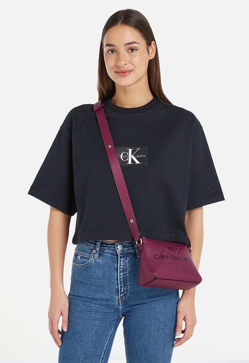 Calvin Klein - Sculpted camera pouch - purple