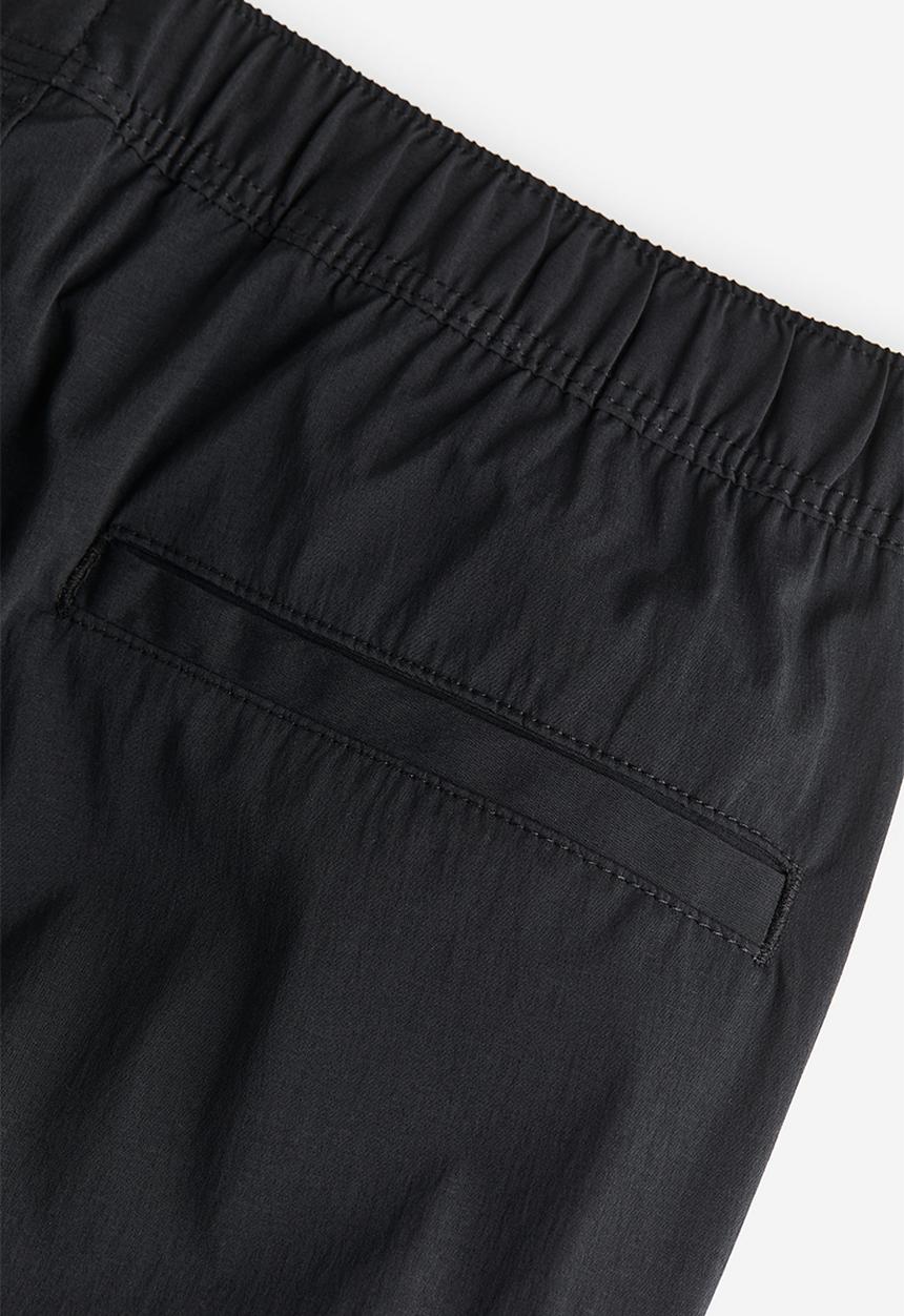 H&M - Slim fit nylon cargo joggers - black