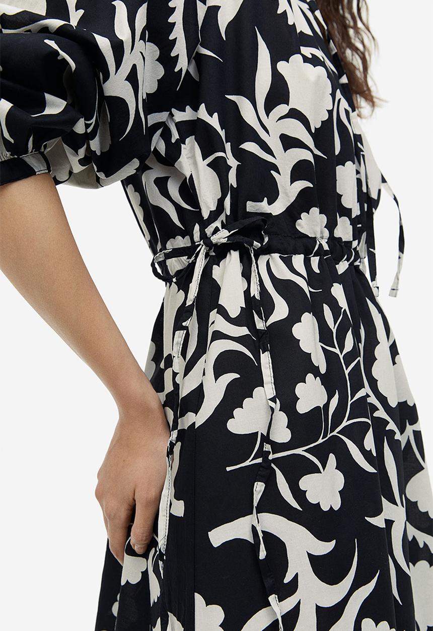 H&M - Tie-detail cotton dress - Black Patterned