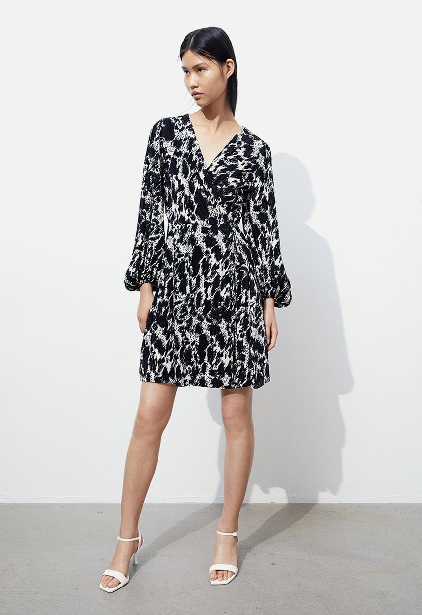 H&M - Plissé wrap dress - black/leopard print