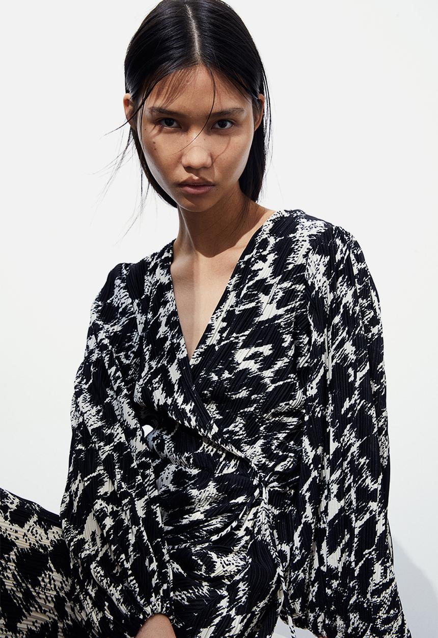 H&M - Plissé wrap dress - black/leopard print