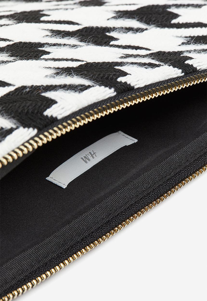H&M - Textured-weave laptop case - black dogtooth-patterned