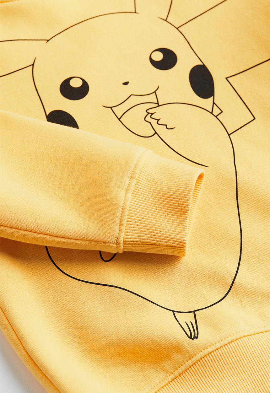 H&M - Printed sweatshirt - yellow pokémon