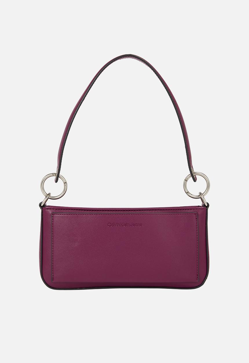 Calvin Klein - Sculpted shoulder pouch25 mono - amaranth