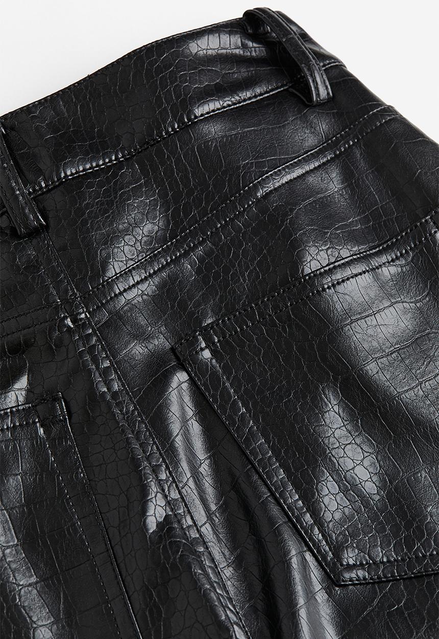 Coated trousers - black crocodile patterned - 1179279003