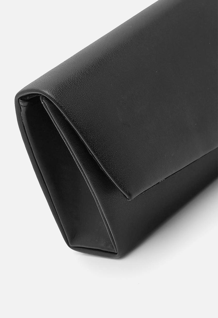 boohoo - Smooth pu structured clutch bag & chain - black