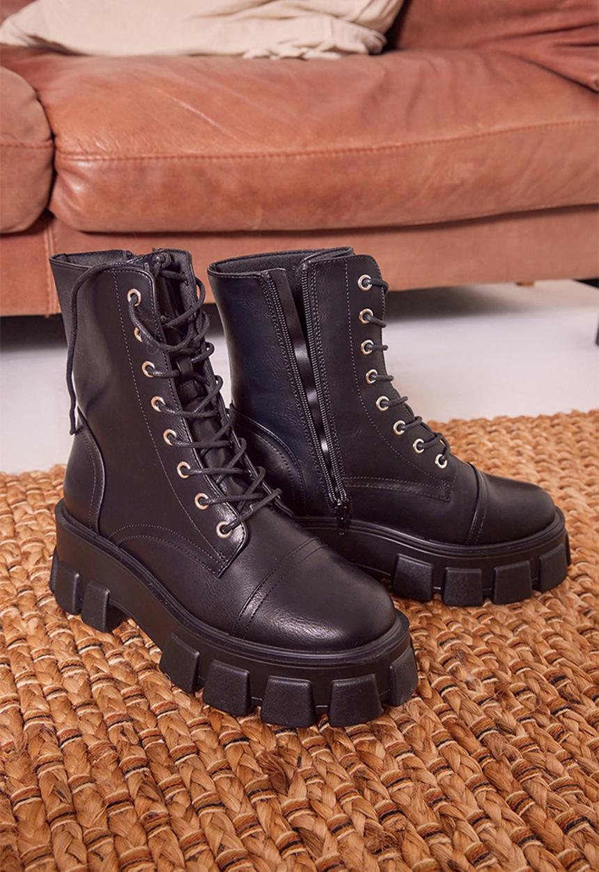PrettyLittleThing - Black lace up extreme cleated sole hiker boots - black