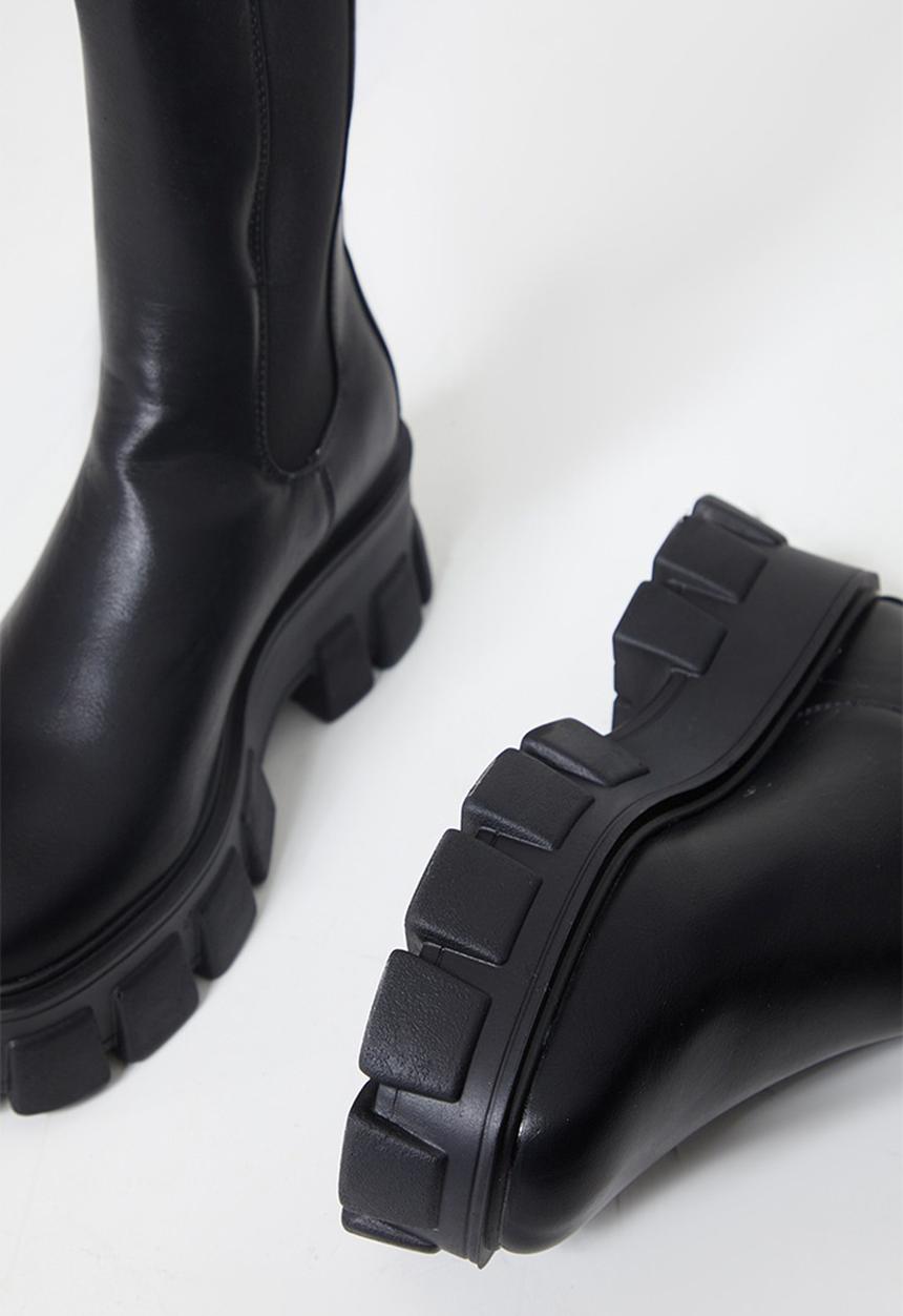 PrettyLittleThing - Black extreme chunky sole calf high chelsea boots - black