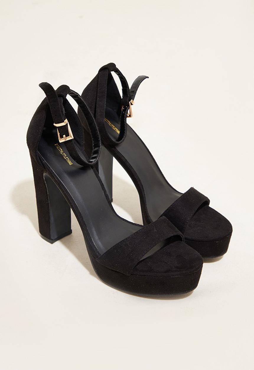 PrettyLittleThing - Taya black faux suede platform sandals - black
