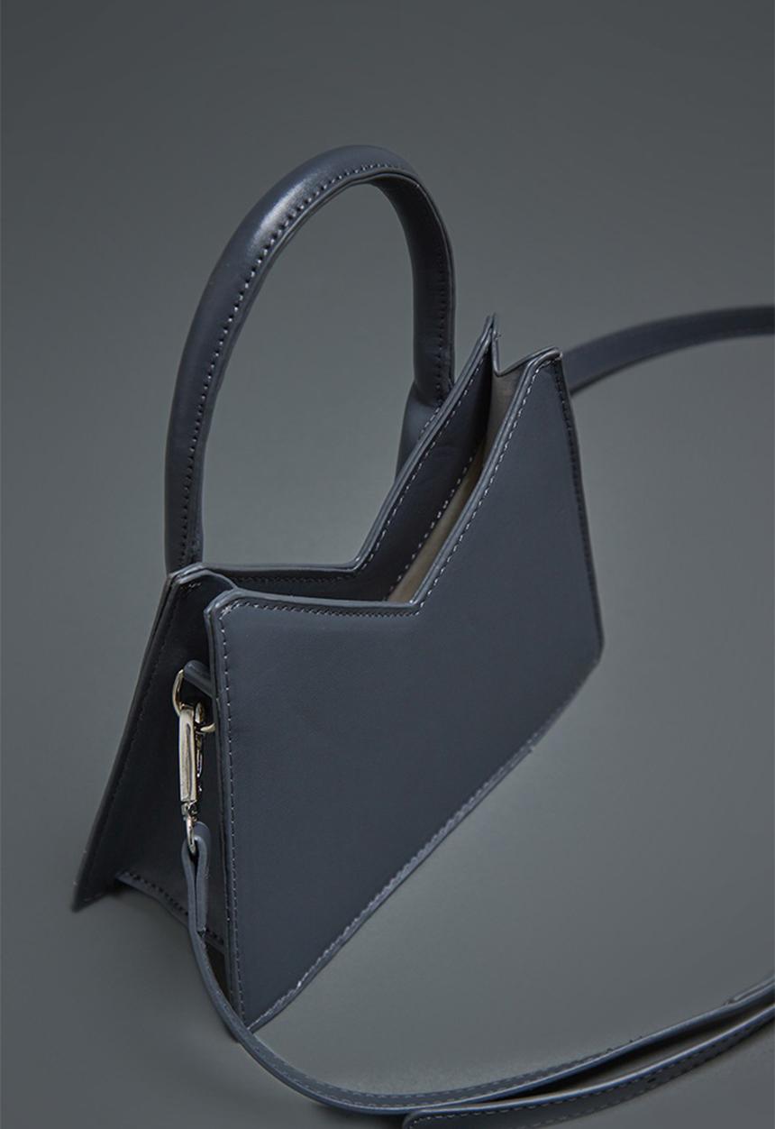 PrettyLittleThing - Grey pointed mini bag - grey