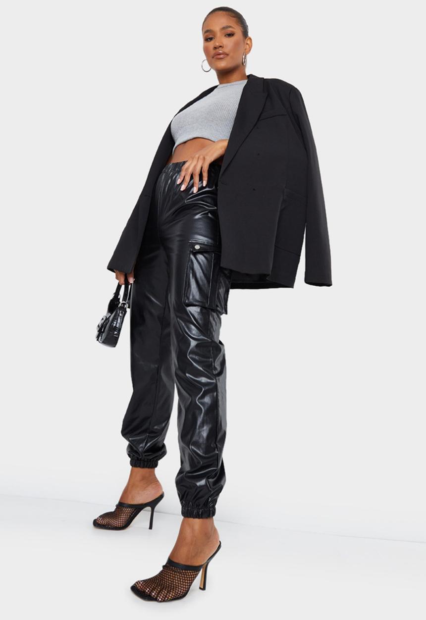 PrettyLittleThing - Black faux leather cargo trousers - black