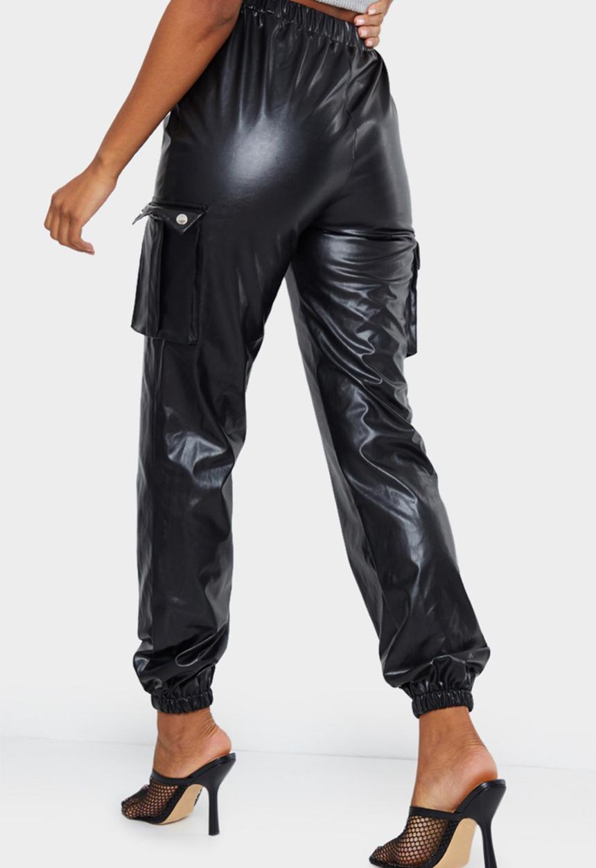 PrettyLittleThing - Black faux leather cargo trousers - black