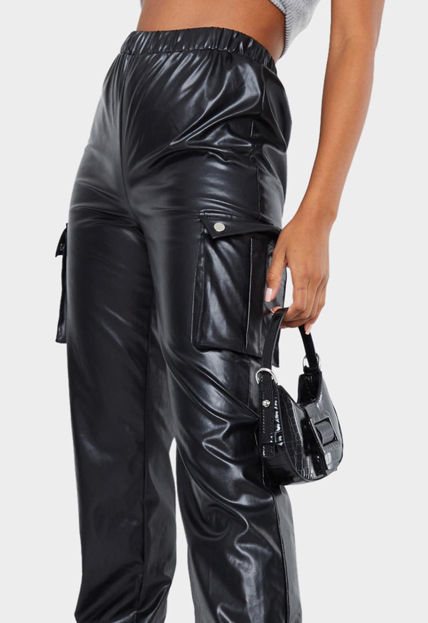 PrettyLittleThing - Black faux leather cargo trousers - black