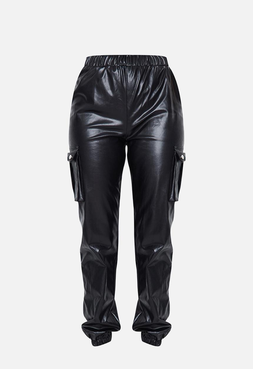 PrettyLittleThing - Black faux leather cargo trousers - black
