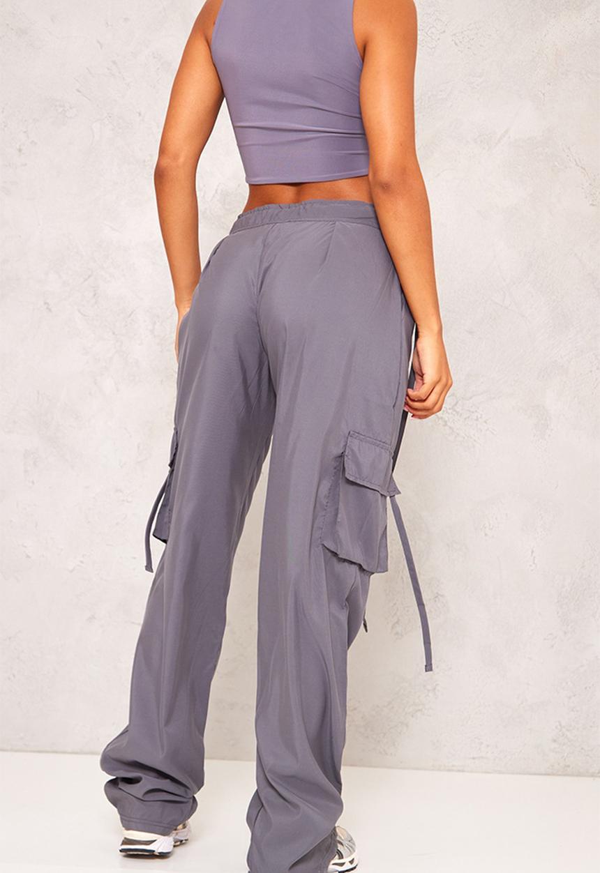 PrettyLittleThing - Dark grey lightweight shell low rise cargo's - dark grey