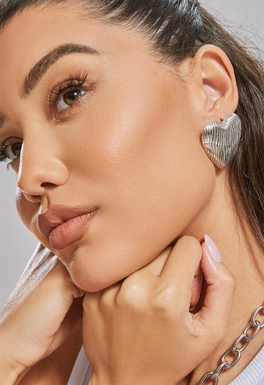 PrettyLittleThing - Ribbed heart earrings - silver