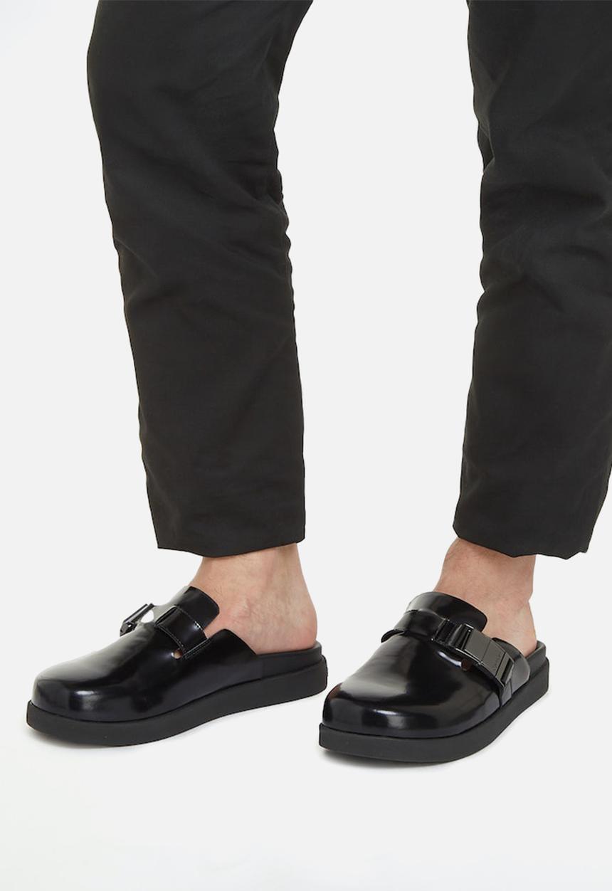 Calvin Klein - Mule w/ iconic plaque - black