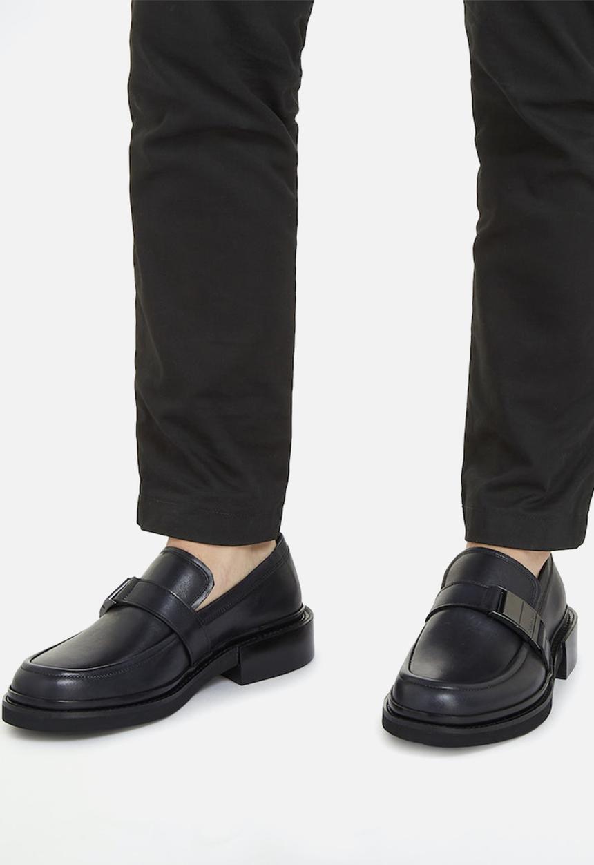 Calvin Klein - Moccasin w/ iconic plaque - black