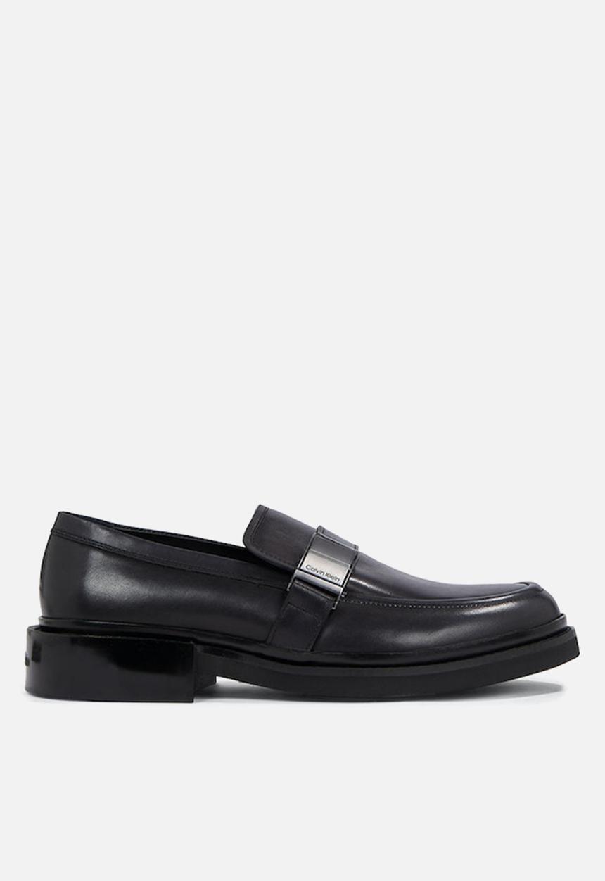 Calvin Klein - Moccasin w/ iconic plaque - black