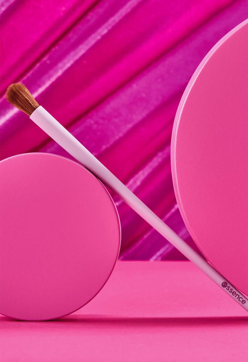 essence - All in One Blending Brush 01