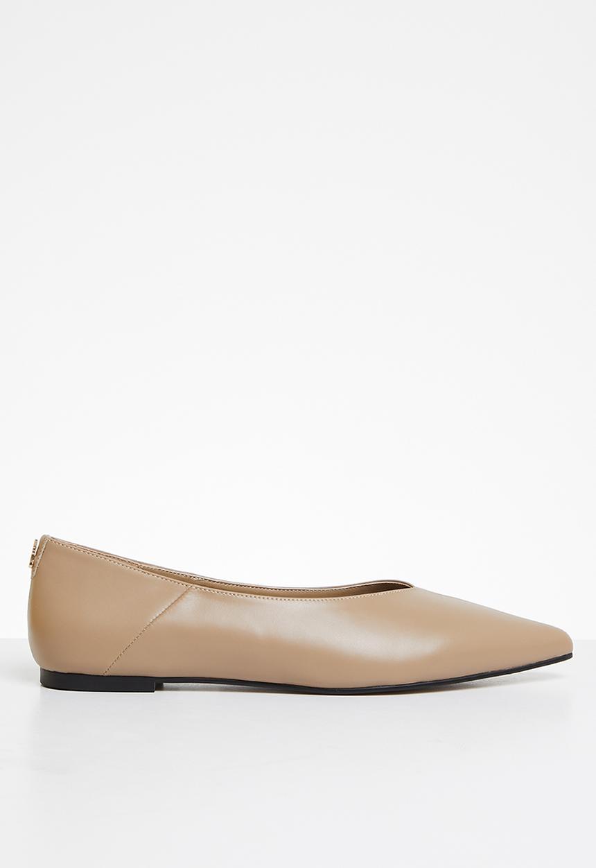 POLO - Pointy seam flat pump - natural