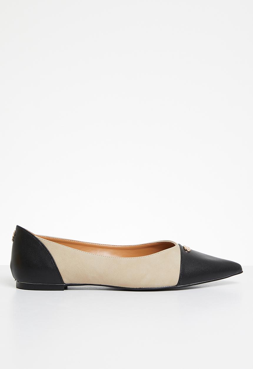 POLO - Pointy toe cap flat pump - stone & black
