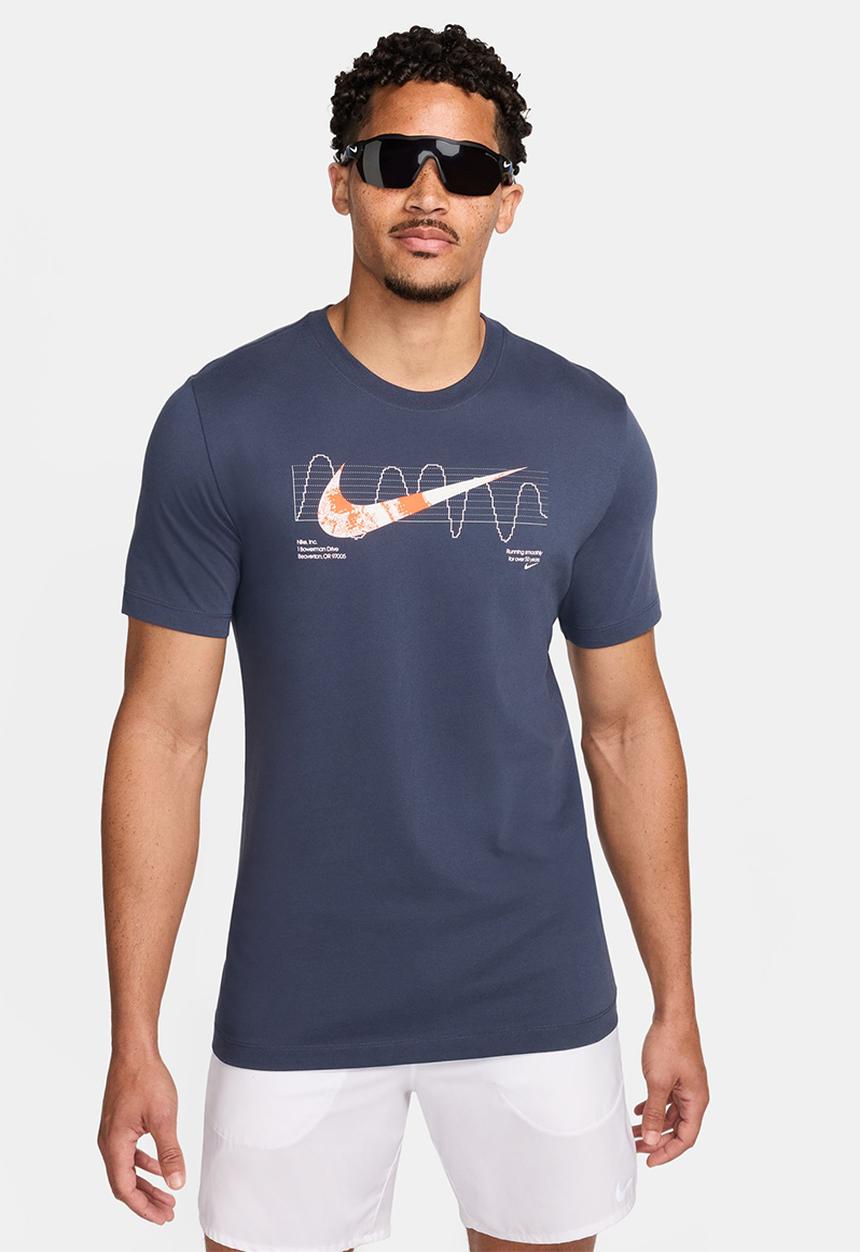 Nike - M Nike Df Tee Iykyk Run Su24 - Thunder Blue