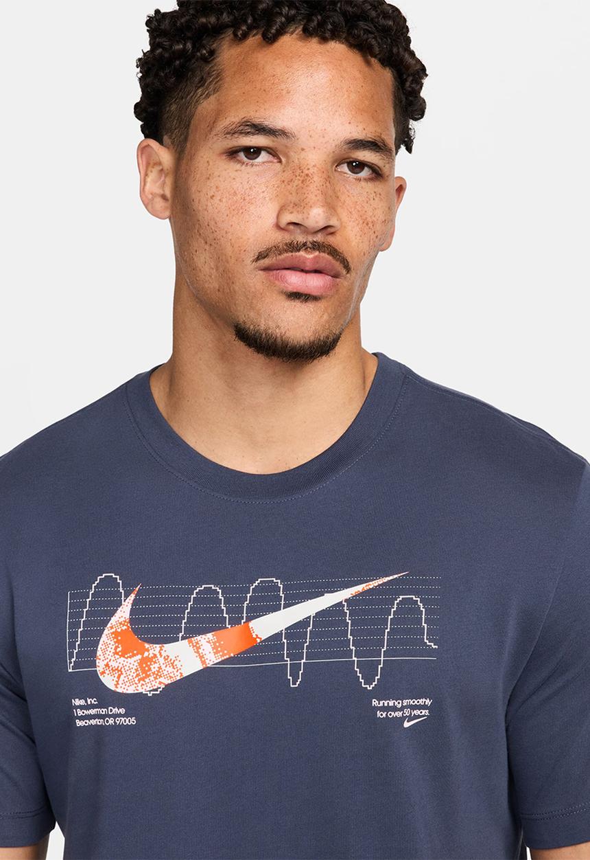 Nike - M Nike Df Tee Iykyk Run Su24 - Thunder Blue