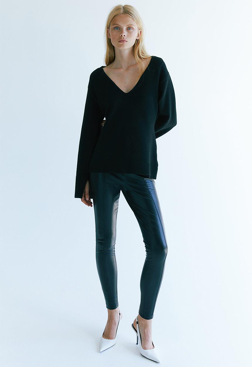 H&M - V-neckline jumper - black