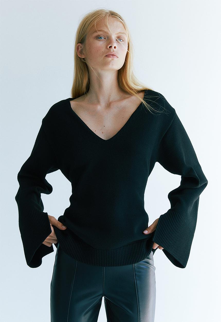 H&M - V-neckline jumper - black