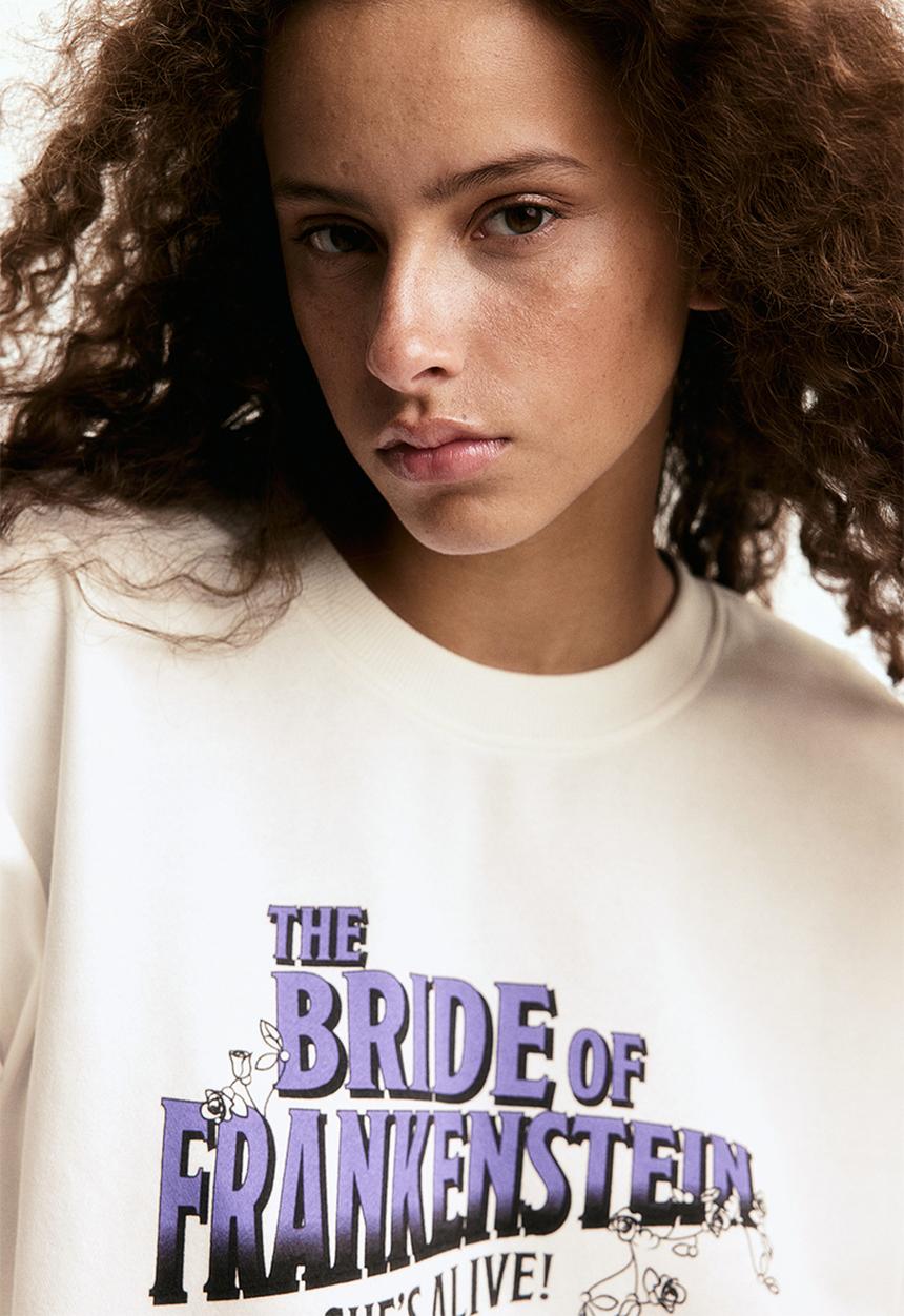 H&M - Printed sweatshirt - cream/universal monsters