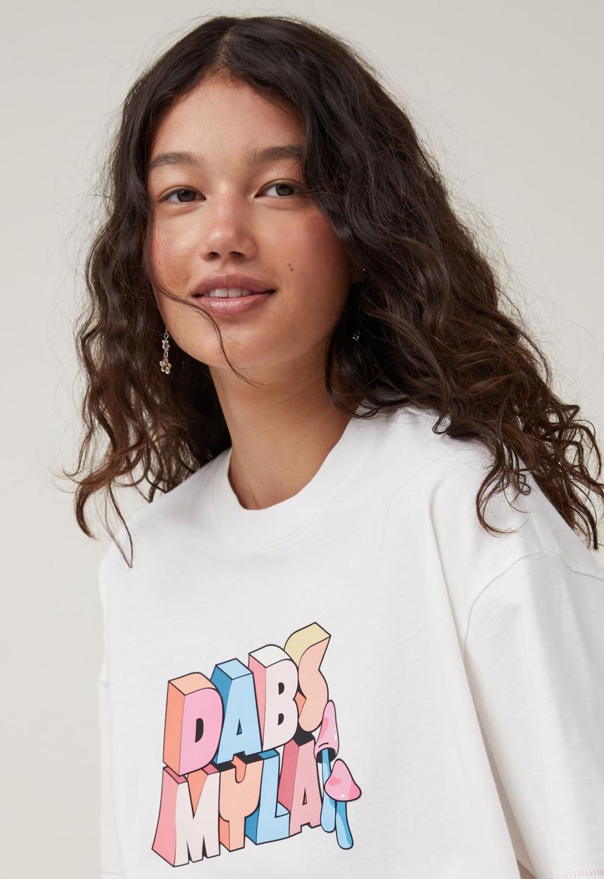 Cotton On - Oversized Lcn Boxy Tee - Lcn Dabsmyla Logo/ Vintage White