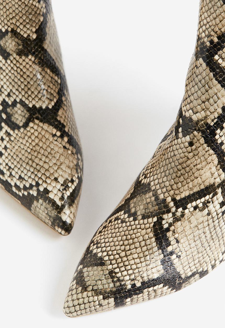 H&M - Heeled boots - beige snakeskin-patterned