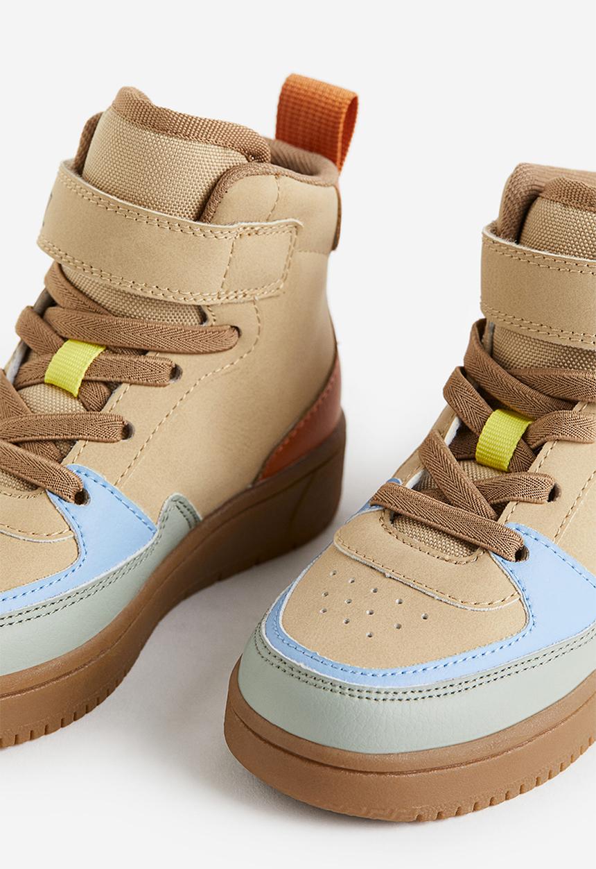 H&M - Hi-top trainers - beige & pokémon