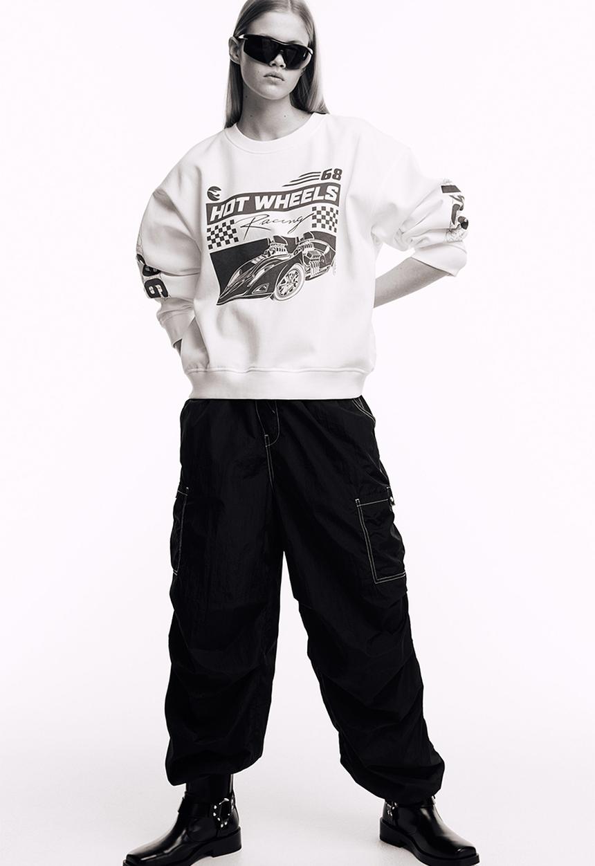 H&M - Printed sweatshirt - cream/hot wheels