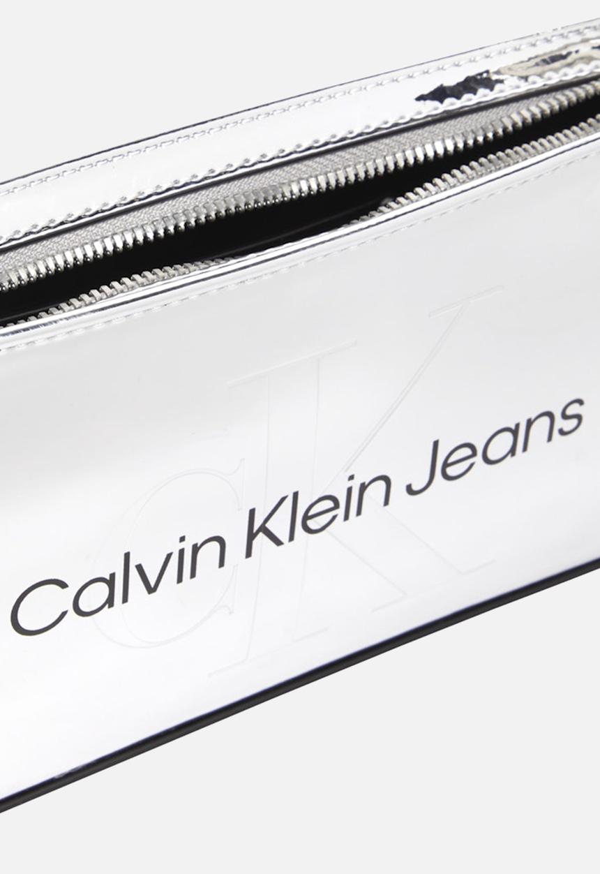 Calvin Klein - Sculpted shoulder pouch25 mono - silver