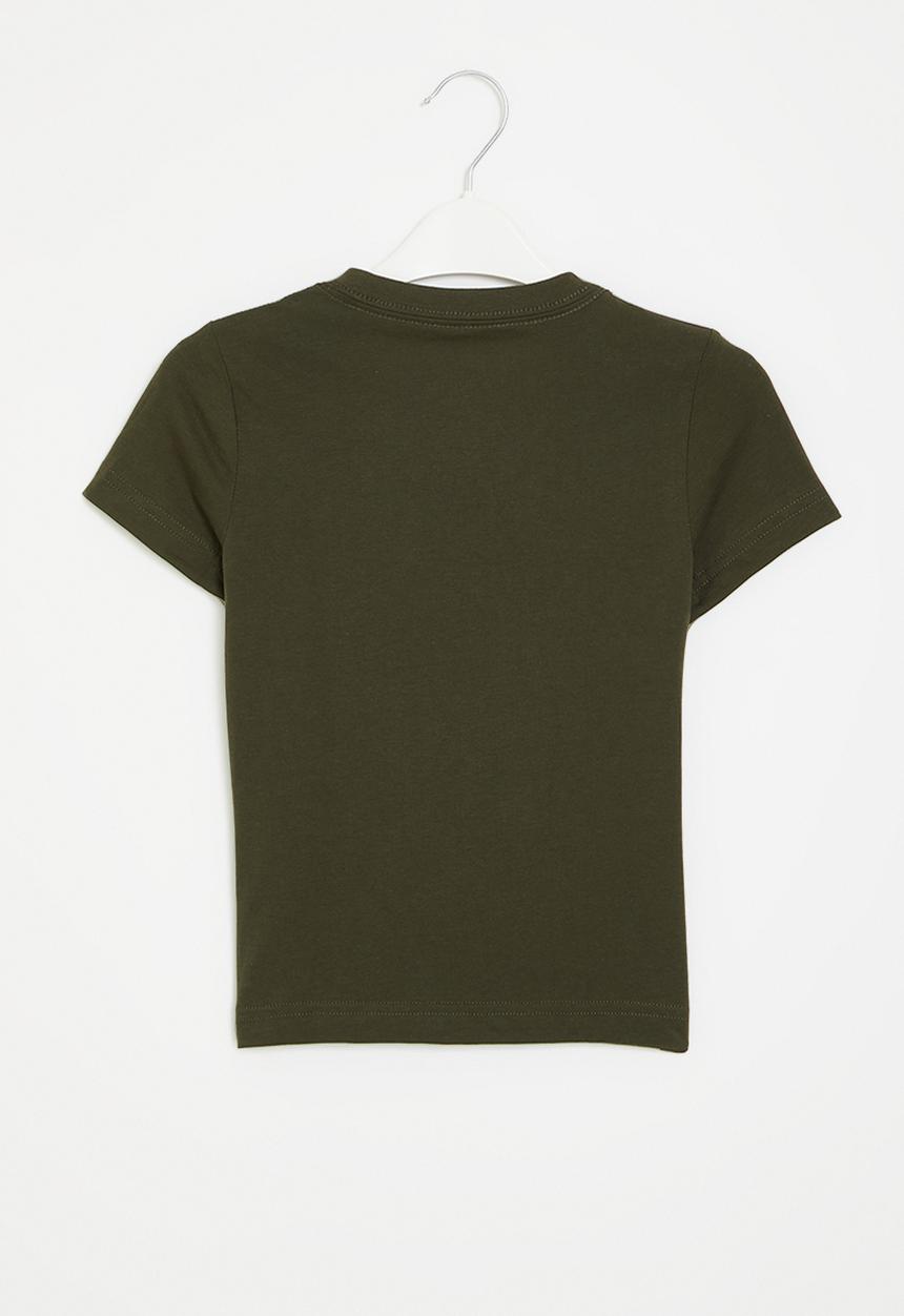 Nike - Nkb club+ badge tee - cargo khaki