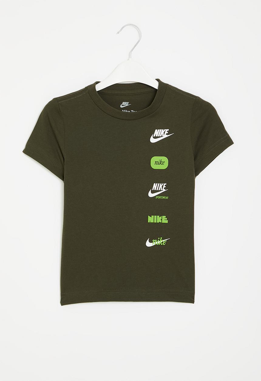 Nike - Nkb club+ badge tee - cargo khaki