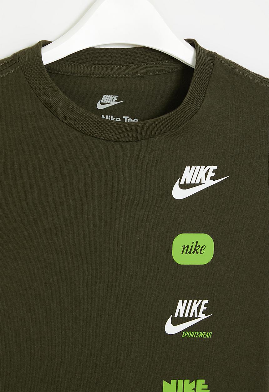 Nike - Nkb club+ badge tee - cargo khaki