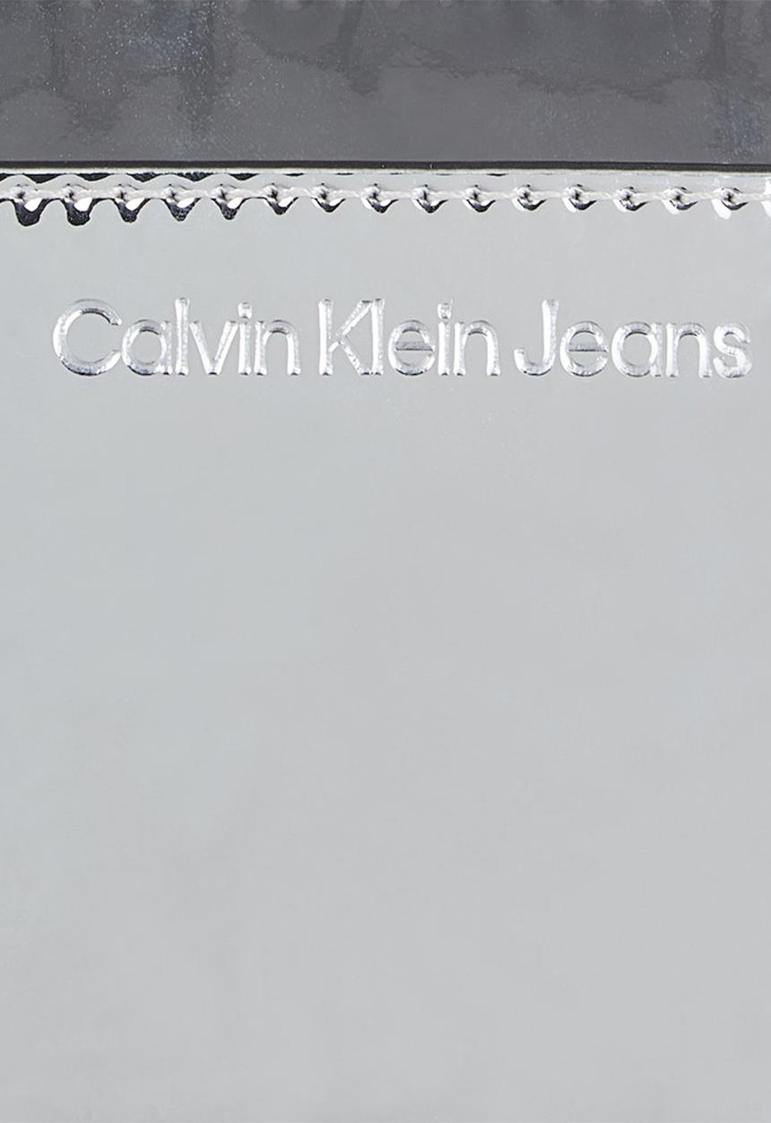 Calvin Klein - Sculpted camera pouch - silver