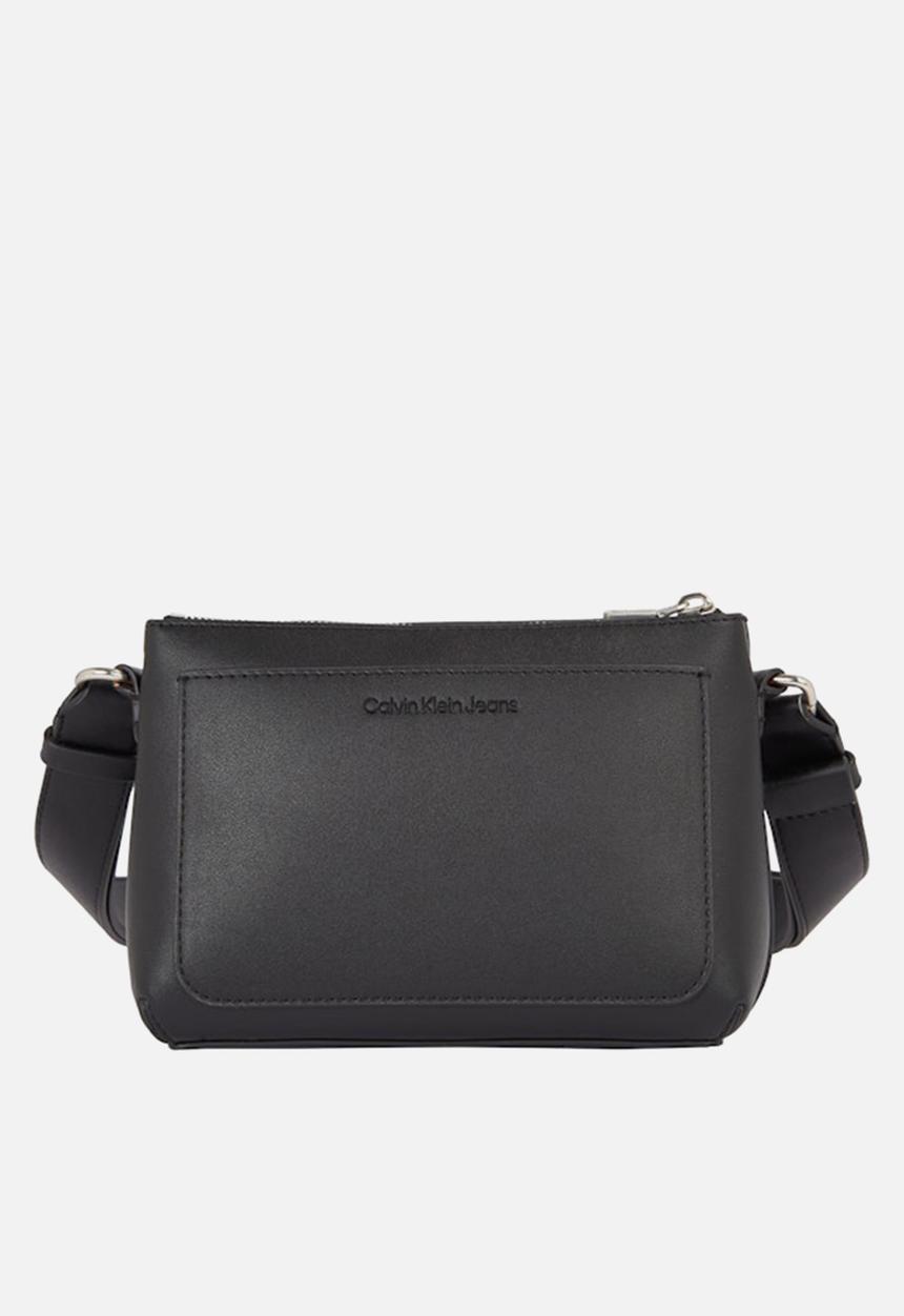 Calvin Klein - Sculpted camera pouch- black/metallic logo