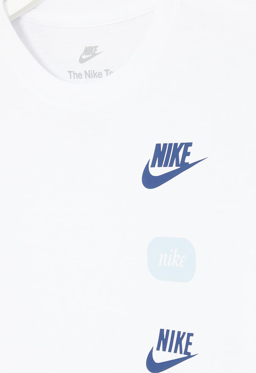 Nike - Nkb club+ badge tee - white