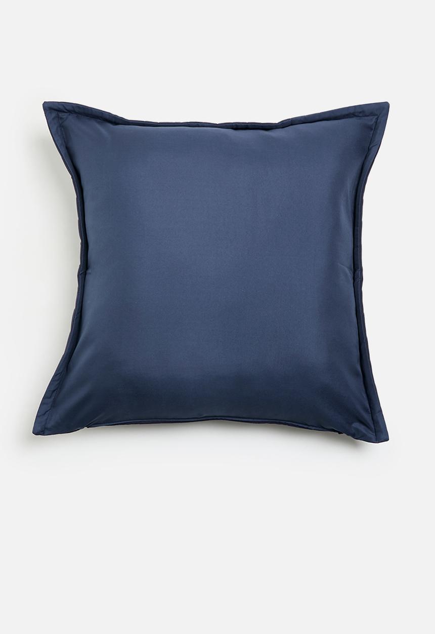 Grey Gardens - Octavia velvet cushion cover - Blue
