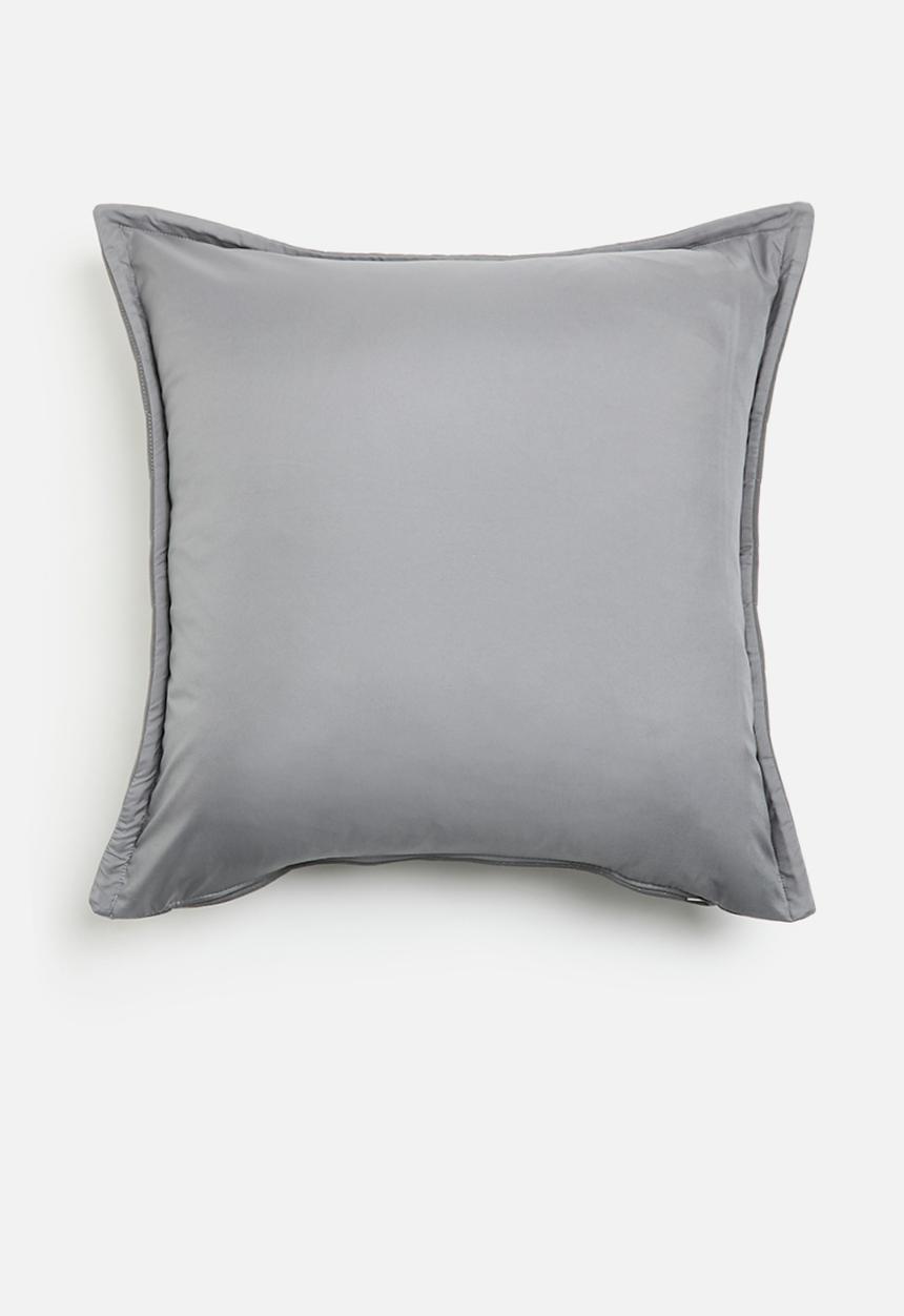 Grey Gardens - Octavia velvet cushion cover - grey