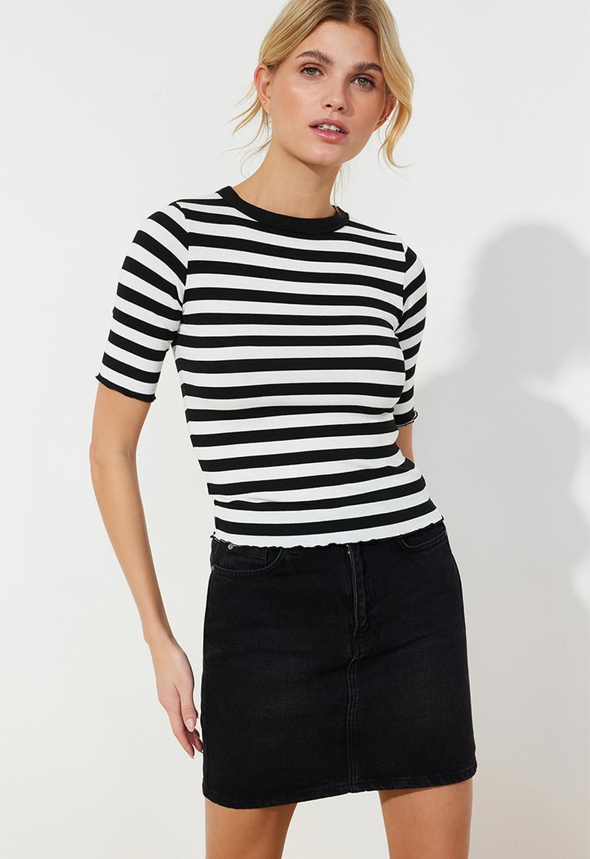Trendyol - Fitted stretchy blouse - black