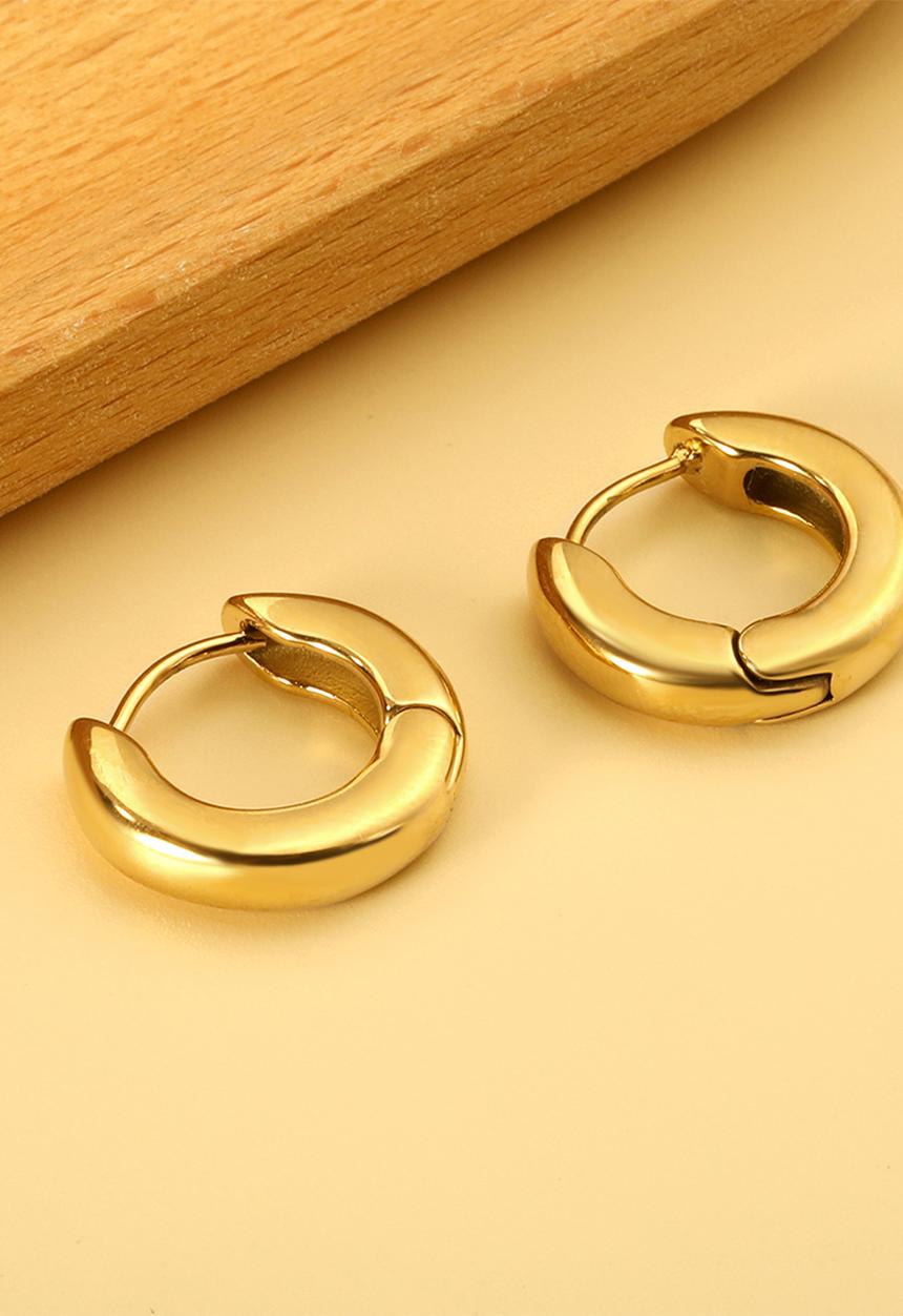 Zoe on Trend - Hinged designer hoop earring - gold